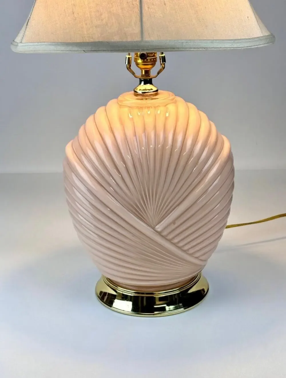 Vintage Art Deco Revival Post Modern 80s Pink Glass Cased Shell Table Lamp Works